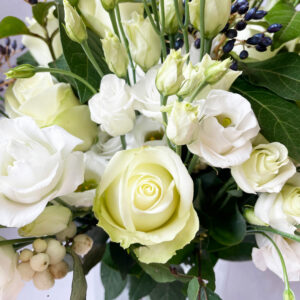 détail bouquet roses et lisianthus blancs