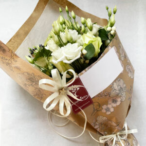 bouquet roses et lisianthus blancs avec emballage