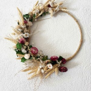 couronne fait à base des fleurs séchées