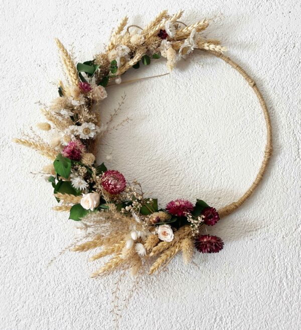 couronne fait à base des fleurs séchées