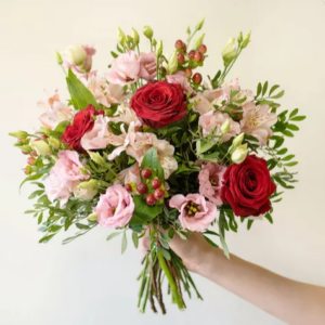 bouquet de roses rouges et fleurettes roses